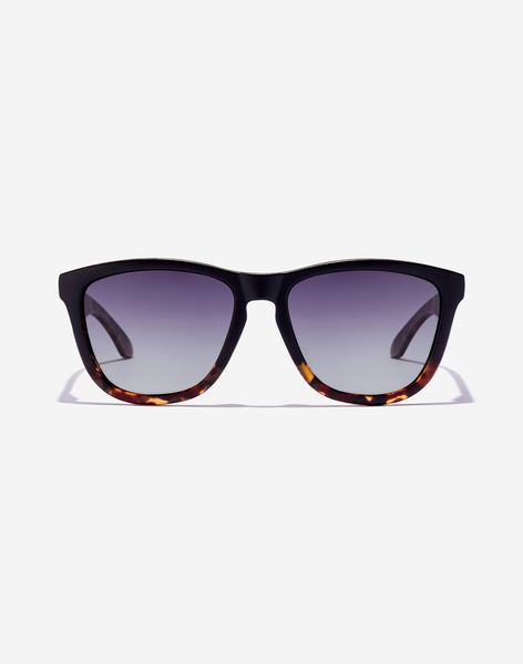 gafas de sol de pasta negro y lentes azules